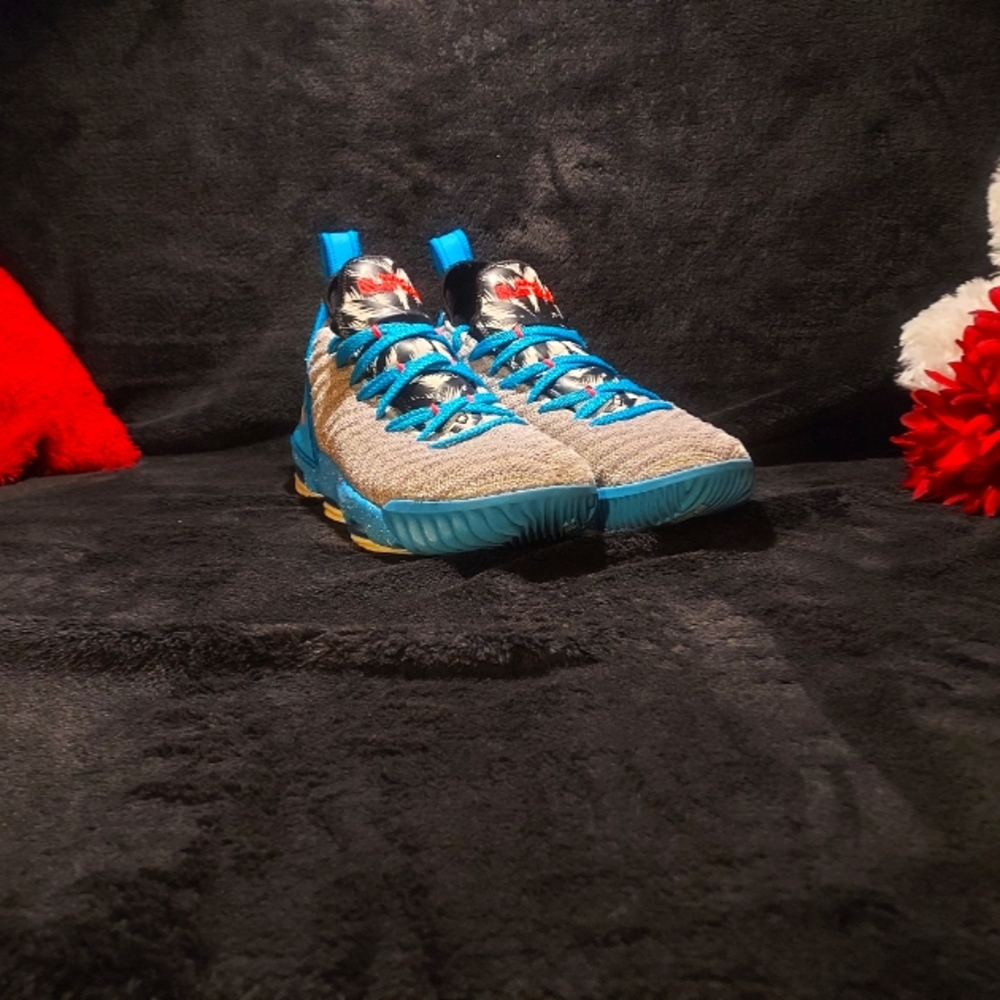 Boys Lebron 16 Size 4
